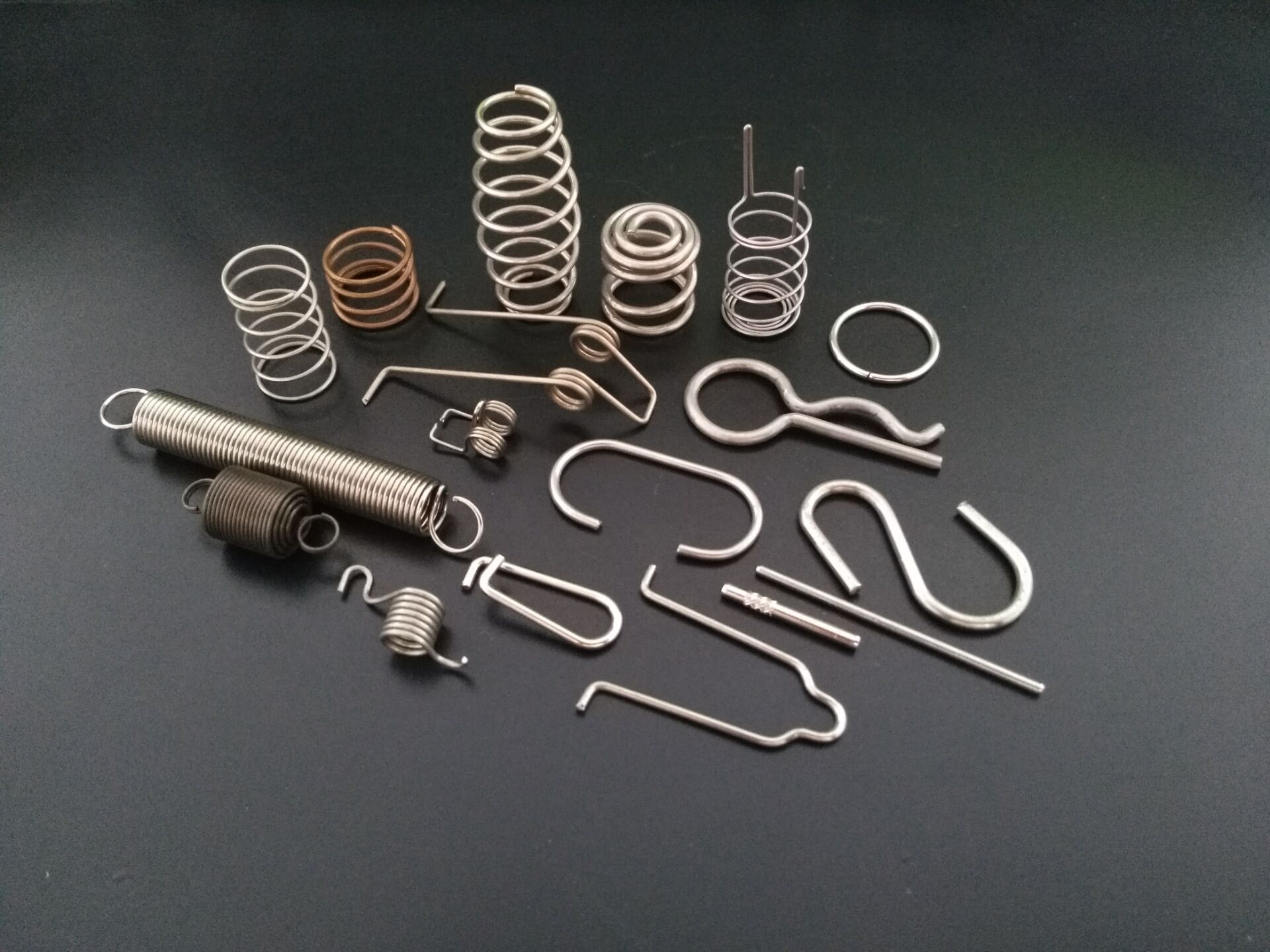 彈簧廠家分享：常見的彈簧有哪些類型？